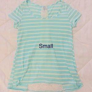Women’s Short Sleeved Lace Backed Top Size Small